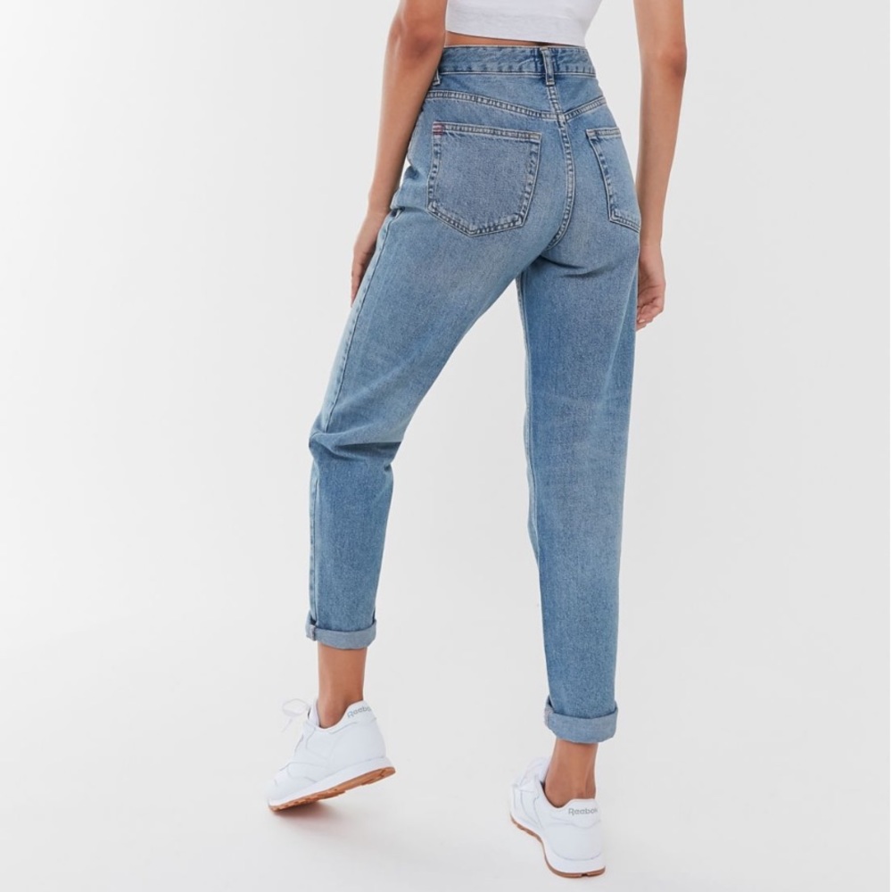 NWT UO High Rise Mom Jeans in Light Wash